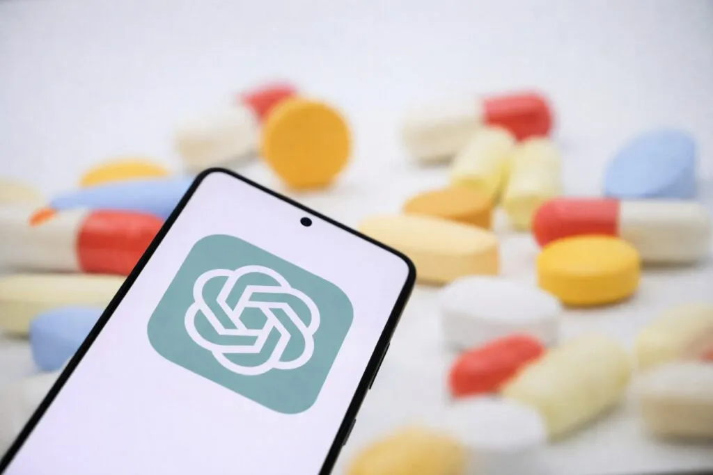 Médico mexicano observando una interfaz de ChatGPT Health con análisis clínicos automatizados