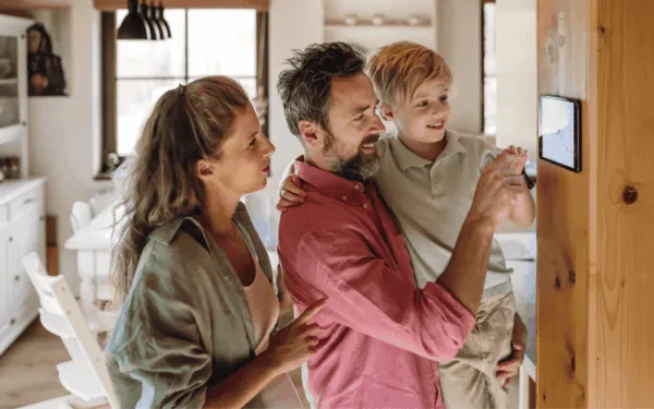 Familia en Estados Unidos interactuando en casa con tecnología familiar que reduce distracciones y fomenta relaciones humanas