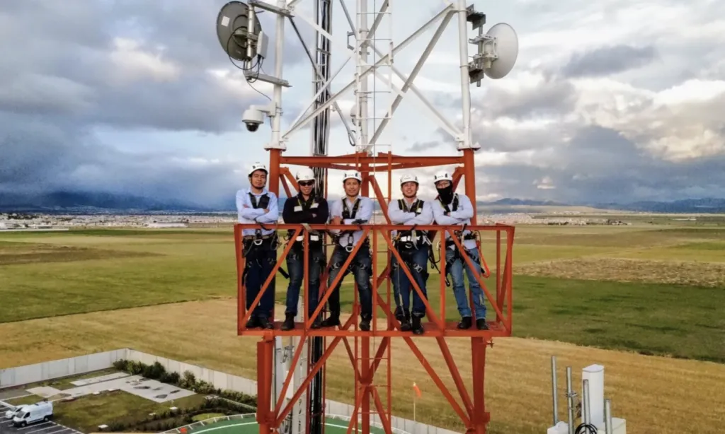 Equipo profesional diverso colaborando en soluciones tecnológicas de Seguritech