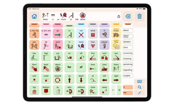 Usuarios interactuando con dispositivos y software que integran accesibilidad digital como parte central de la experiencia tecnológica
