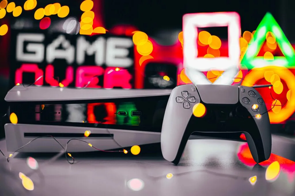 Pantallas con videojuegos retro y elementos culturales mexicanos, representando la arqueología del videojuego desde la UNAM