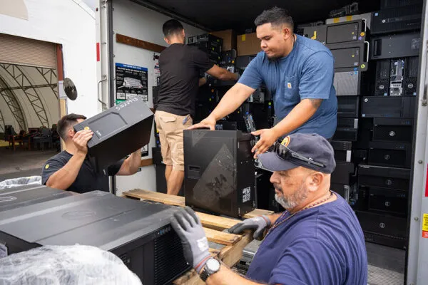 Equipos de cómputo reutilizados con software abierto en un centro comunitario para reducir la brecha digital