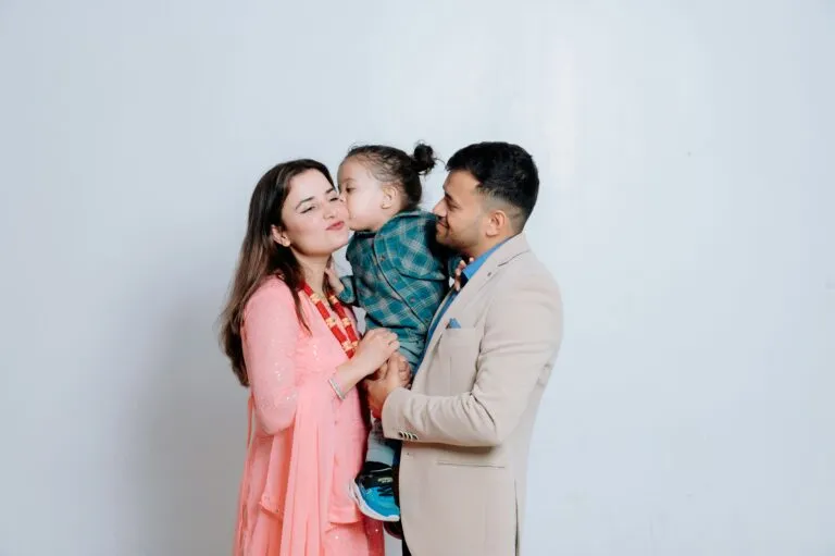 Niño con tablet rodeado de íconos digitales representando la exposición de los menores en internet