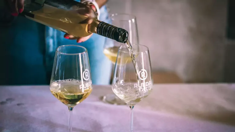 Rueda mercado vinos blancos con una cuota del 44,6 % en España, impulsada por la uva verdejo y el consumo de calidad.