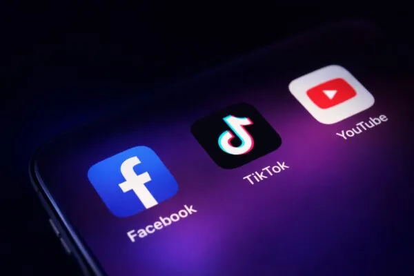 Íconos de TikTok, Facebook y YouTube representando plataformas señaladas en demanda redes sociales por adicción y salud mental juvenil