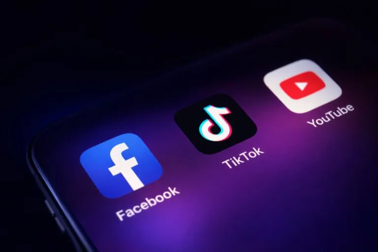 Íconos de TikTok, Facebook y YouTube representando plataformas señaladas en demanda redes sociales por adicción y salud mental juvenil