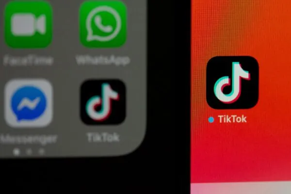 TikTok usa IA y revisión humana para verificar edad de usuarios menores en Europa