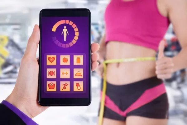 Usuarios revisan apps para bajar de peso en una interfaz moderna enfocada en bienestar digital