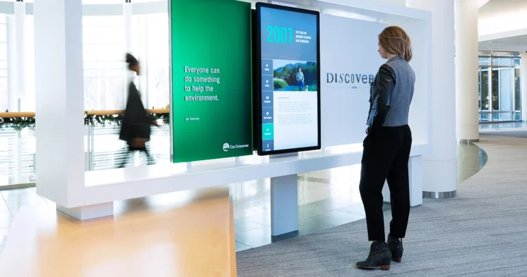 Profesionales de publicidad digital trabajan en estrategia Business Insider Ad Tech para fortalecer ingresos y tecnología publicitaria