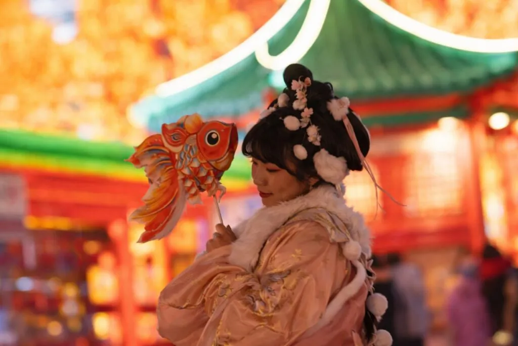 Jóvenes explorando prácticas culturales chinas en redes dentro de la tendencia Chinamaxxing