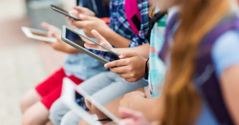 Comparación visual entre personas conversando cara a cara y personas usando dispositivos móviles para comunicarse