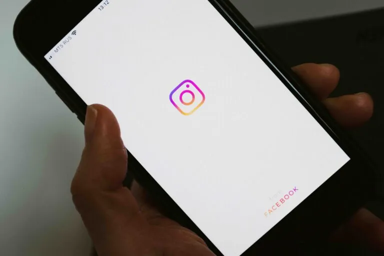 Persona editando una historia de Instagram con filtros para mejorar su identidad visual