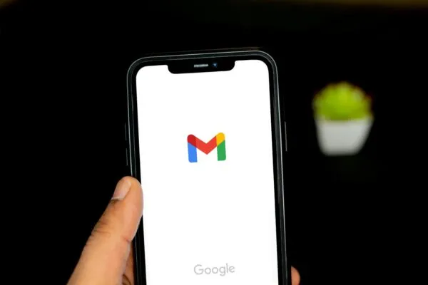 Interfaz móvil de Gmail para Android mostrando la opción de crear etiquetas