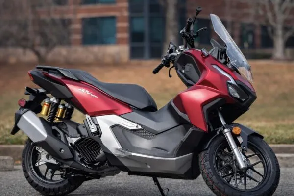 Scooter Honda ADV 160 2026 en ambiente urbano-aventurero con nuevo diseño