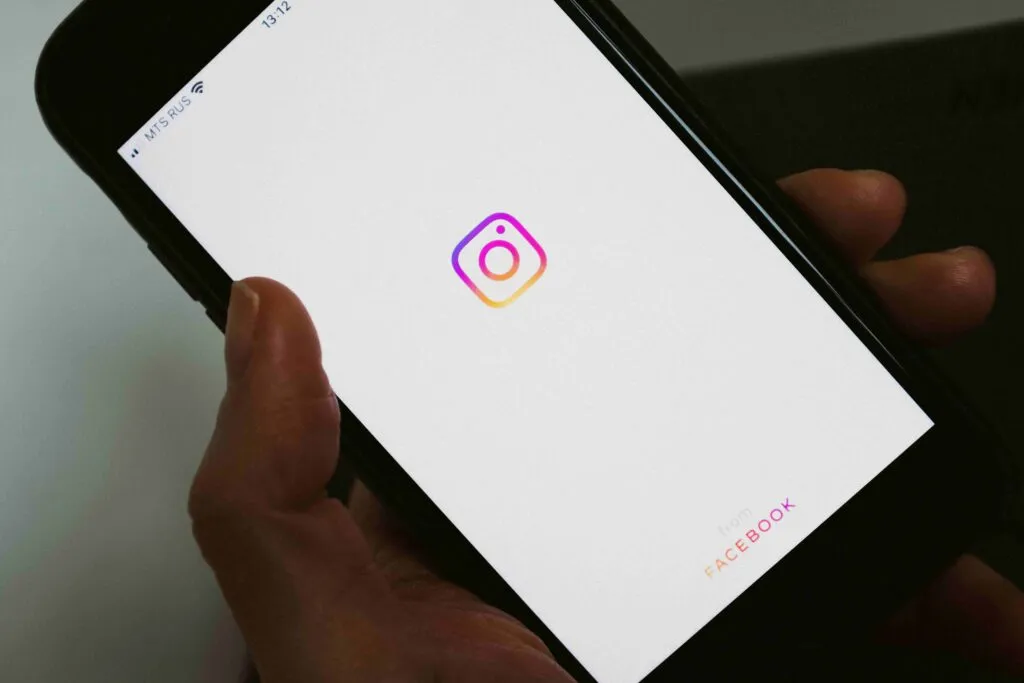 Familia revisa notificación de alerta padres Instagram sobre búsquedas sensibles en smartphone