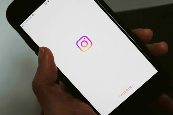 Familia revisa notificación de alerta padres Instagram sobre búsquedas sensibles en smartphone
