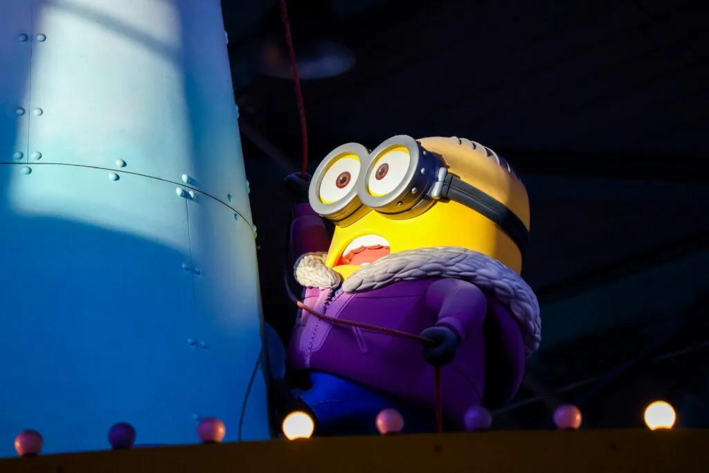 Minions filmando una película de monstruos en un set inspirado en el Hollywood de los años 20