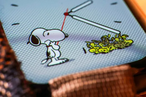 Imagen editorial del LEGO Snoopy set 964 piezas mostrando Snoopy y Woodstock sobre la casita roja con fondo estrellado