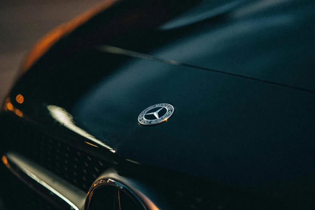 El Mercedes-Benz Clase S 2026 suma más de 2.700 piezas nuevas y un sistema con IA integrada