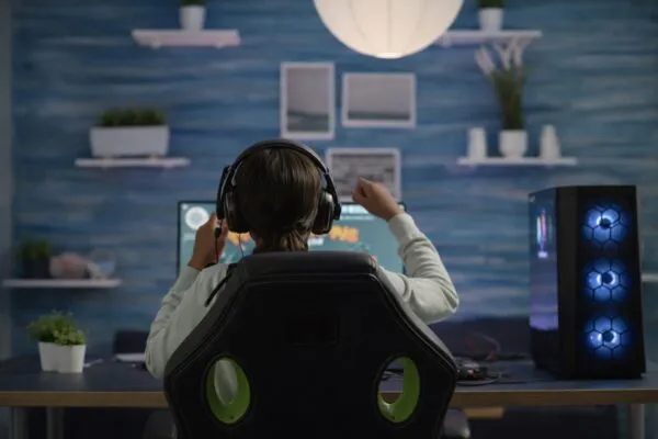 Ilustración de seguridad digital y prevención de secuestro virtual para menores en videojuegos en línea