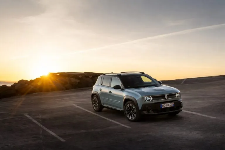 Diseño modular y eléctrico del Renault 4 E-Tech eléctrico sobre carretera al atardecer