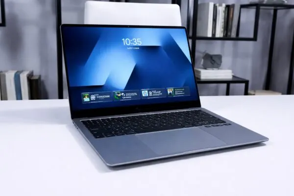 Laptop Samsung Galaxy Book6 Ultra encendida sobre escritorio, con diseño compacto y pantalla brillante