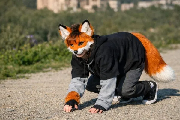 Jóvenes expresando su identidad therian con máscaras y movimientos inspirados en animales representativos
