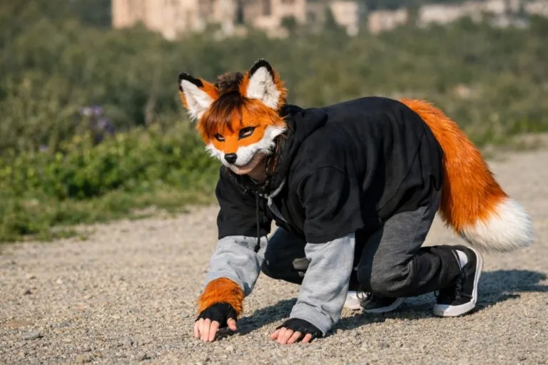 Jóvenes expresando su identidad therian con máscaras y movimientos inspirados en animales representativos