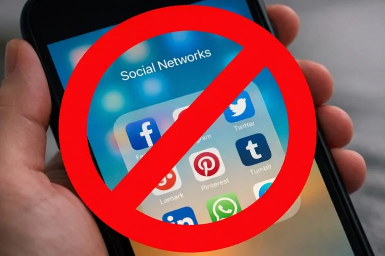 Persona en ambiente digital presionando botón de bloquear en redes sociales como autocuidado digital