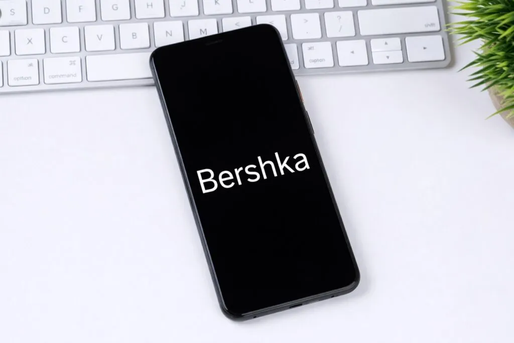 Interfaz de la Bershka app mostrando videos verticales para descubrir y comprar moda sin fricción