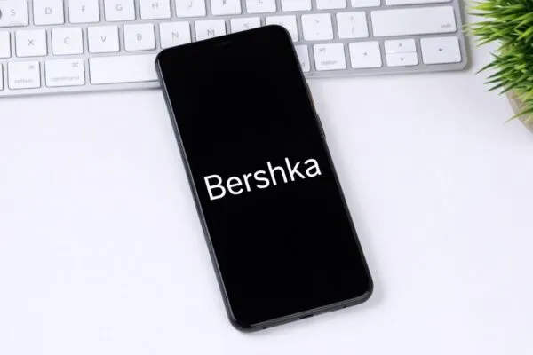 Interfaz de la Bershka app mostrando videos verticales para descubrir y comprar moda sin fricción