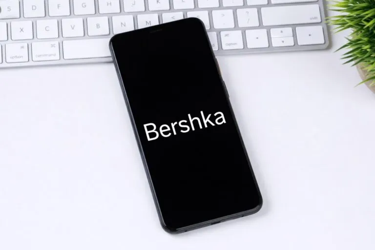 Interfaz de la Bershka app mostrando videos verticales para descubrir y comprar moda sin fricción