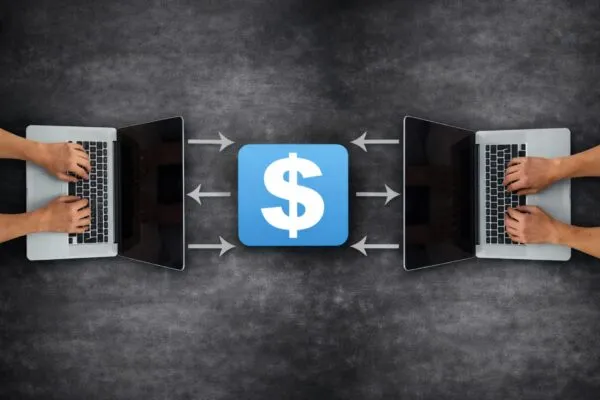 Teléfono mostrando iconos de apps bancarias falsas y señal de alerta de seguridad digital