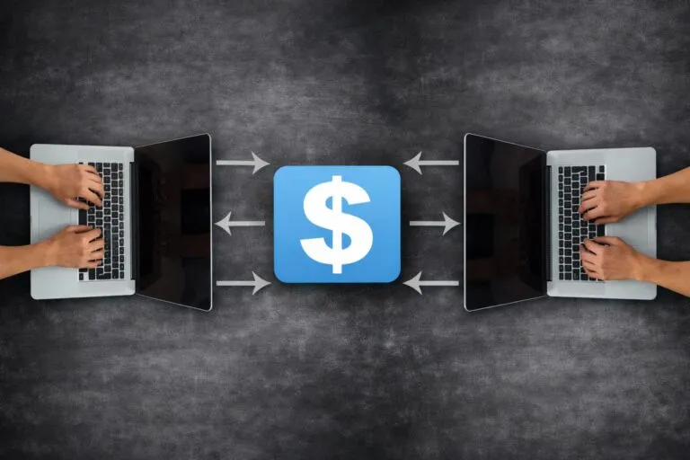 Teléfono mostrando iconos de apps bancarias falsas y señal de alerta de seguridad digital