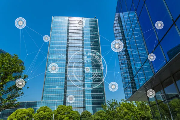 Infraestructura tecnológica de edificio inteligente con sistemas de seguridad y monitoreo, del cual habla Seguritech.