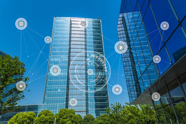 Infraestructura tecnológica de edificio inteligente con sistemas de seguridad y monitoreo, del cual habla Seguritech.