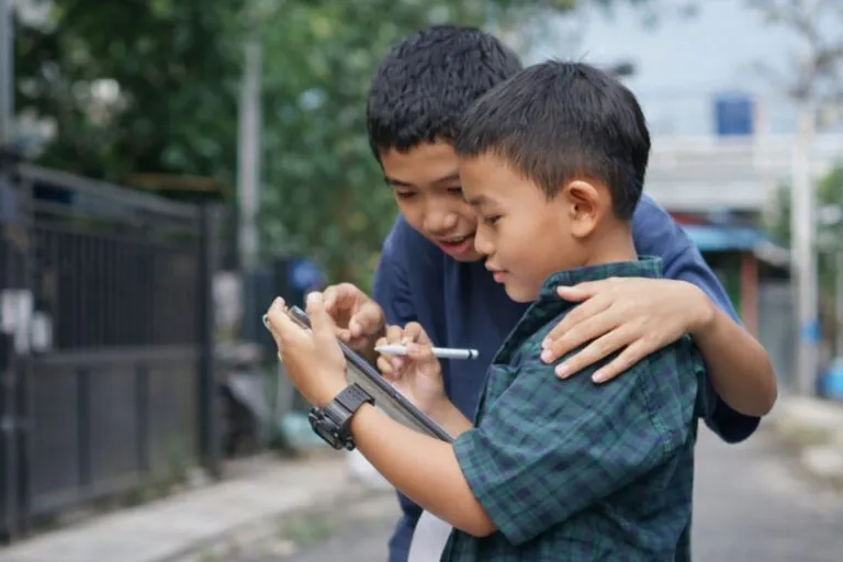 Prohibición de redes sociales en Indonesia para menores con uso controlado de plataformas digitales