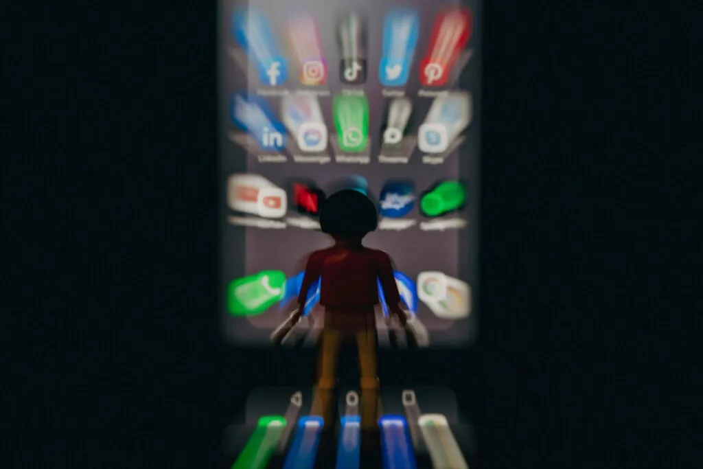 Persona revisando su teléfono con múltiples notificaciones y una ilustración de dopamina y redes sociales