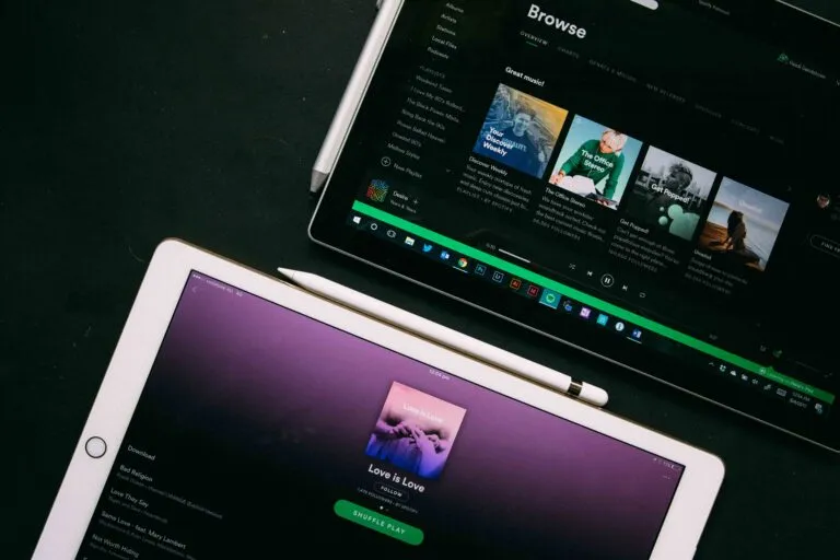 Spotify bloquea canciones generadas con IA para proteger derechos de artistas y evitar contenido artificial en su plataforma