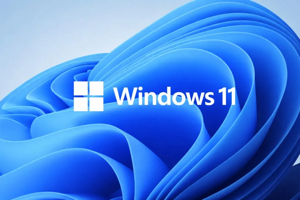 Laptop con Windows 11 mostrando mensaje de bloqueo de la unidad C y pantalla de recuperación con BitLocker en México.