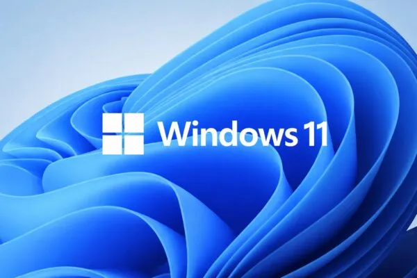 Laptop con Windows 11 mostrando mensaje de bloqueo de la unidad C y pantalla de recuperación con BitLocker en México.