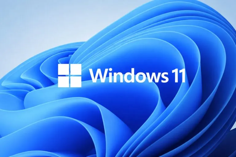 Laptop con Windows 11 mostrando mensaje de bloqueo de la unidad C y pantalla de recuperación con BitLocker en México.