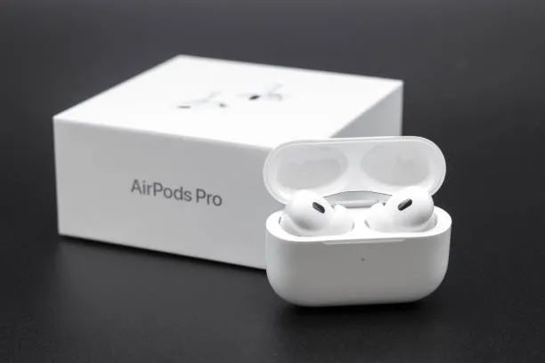 AirPods y audífonos con cable comparados en mercado de Apple y preferencias de uso diario