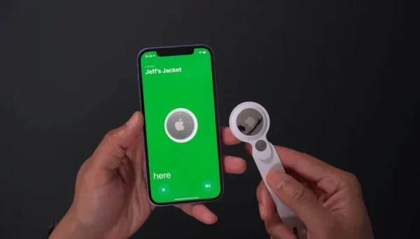 AirTag para papás en mochila infantil mostrando uso de tecnología para seguridad y rastreo en la vida diaria