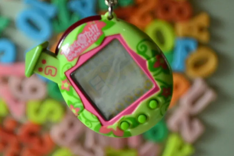 Evolución del Tamagotchi con versiones modernas WiFi y más de 100 millones de unidades vendidas en el mundo