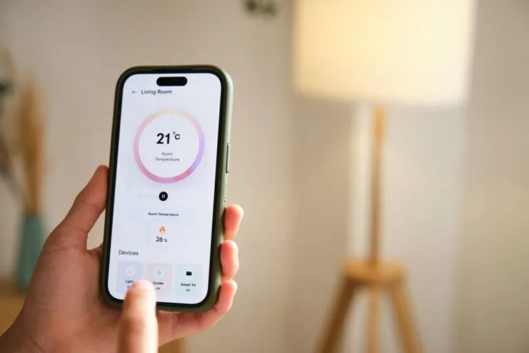 Casa inteligente con dispositivos conectados que automatizan tareas y mejoran seguridad y eficiencia energética