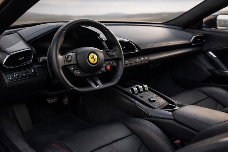 Interior Ferrari eléctrico con diseño minimalista de Jony Ive que reduce pantallas y prioriza controles físicos y experiencia de conducción