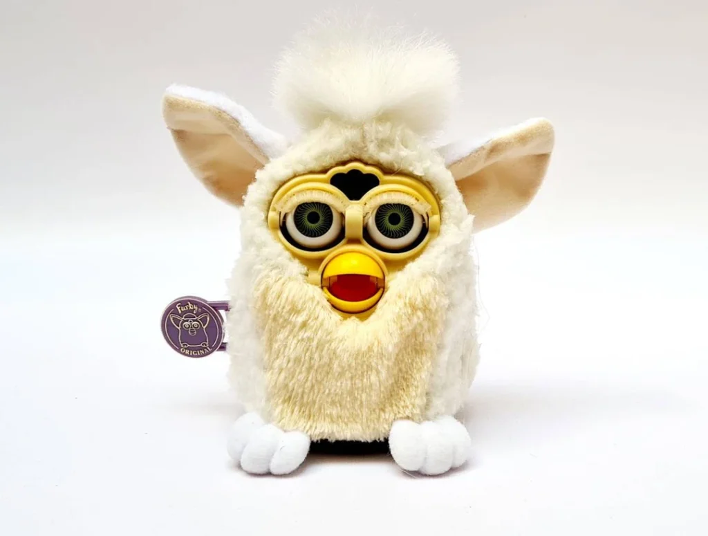 Comparativa visual Furby nuevo vs Furby clásico con diseño moderno y funciones interactivas tras relanzamiento de Hasbro