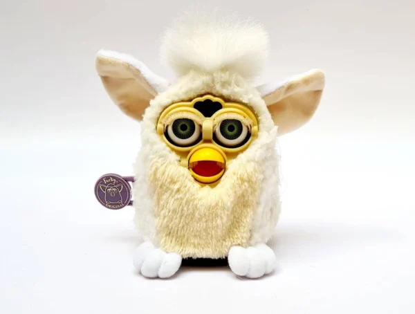 Comparativa visual Furby nuevo vs Furby clásico con diseño moderno y funciones interactivas tras relanzamiento de Hasbro