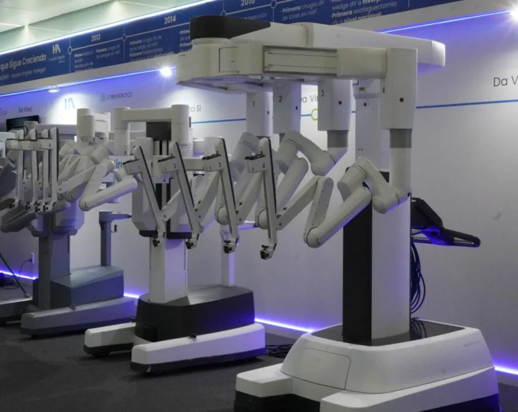 Olegario Vázquez Aldir impulsa operaciones robóticas en México.